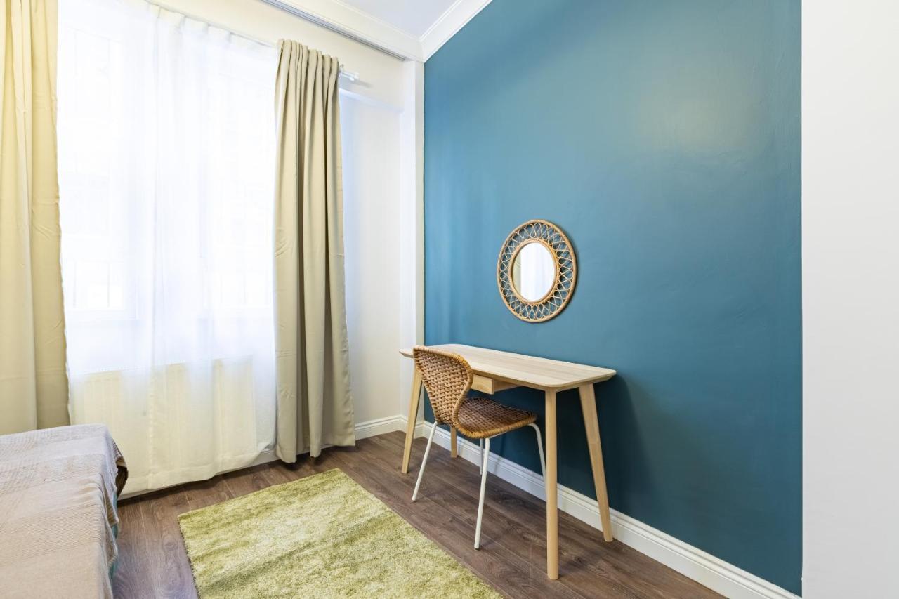 Red Suites Balat - Orange And Blue Apartment