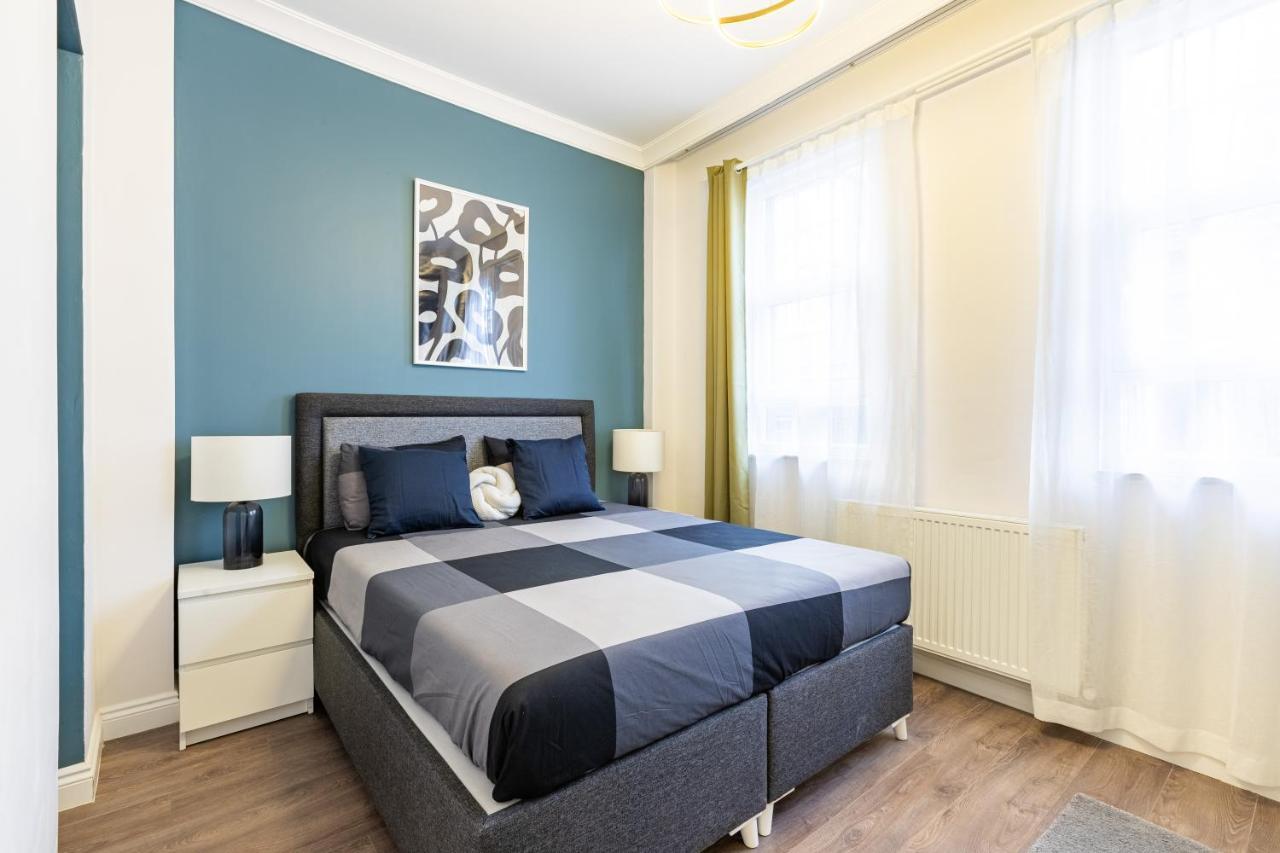 Red Suites Balat - Orange And Blue Apartment
