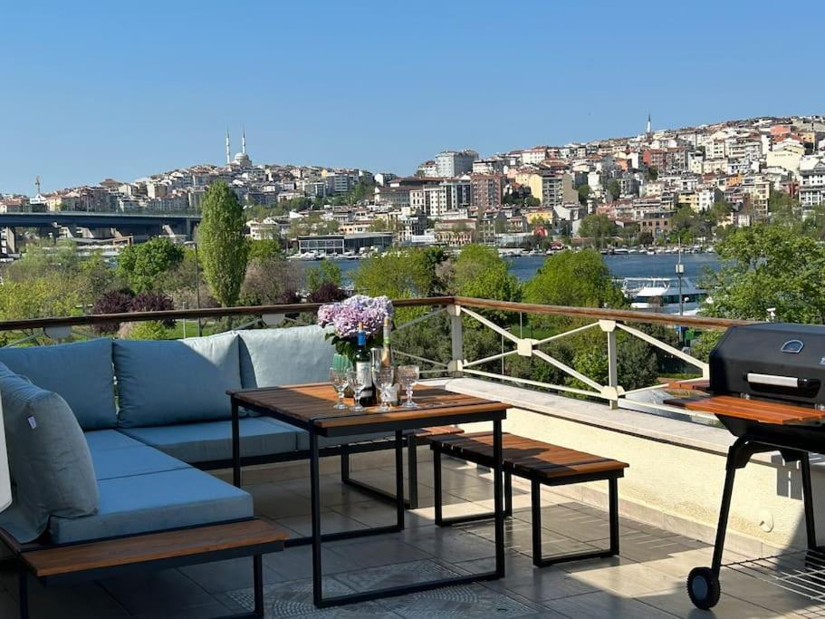 Ferienhaus Waterfront By The Tram - Private Terrace With Dome & Golden Horn View In Fatih *