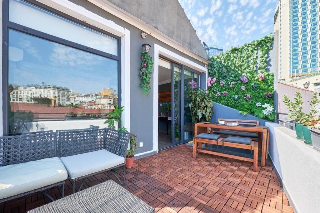 A Flat In The Center With Terrace