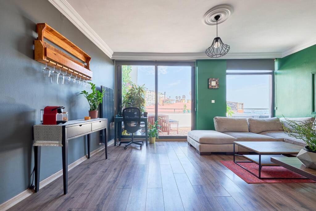A Flat In The Center With Terrace * Istanbul