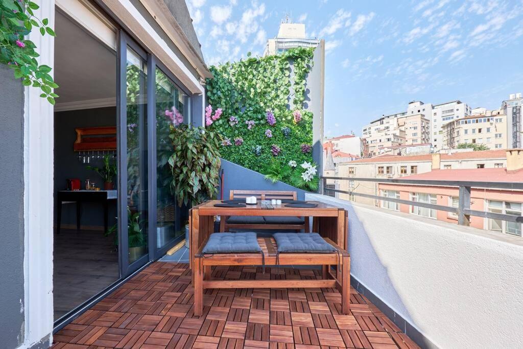 A Flat In The Center With Terrace Istanbul