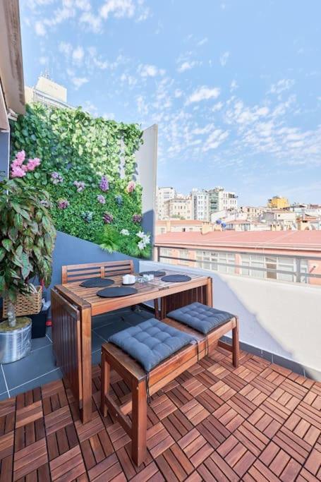 Apartment A Flat In The Center With Terrace Istanbul