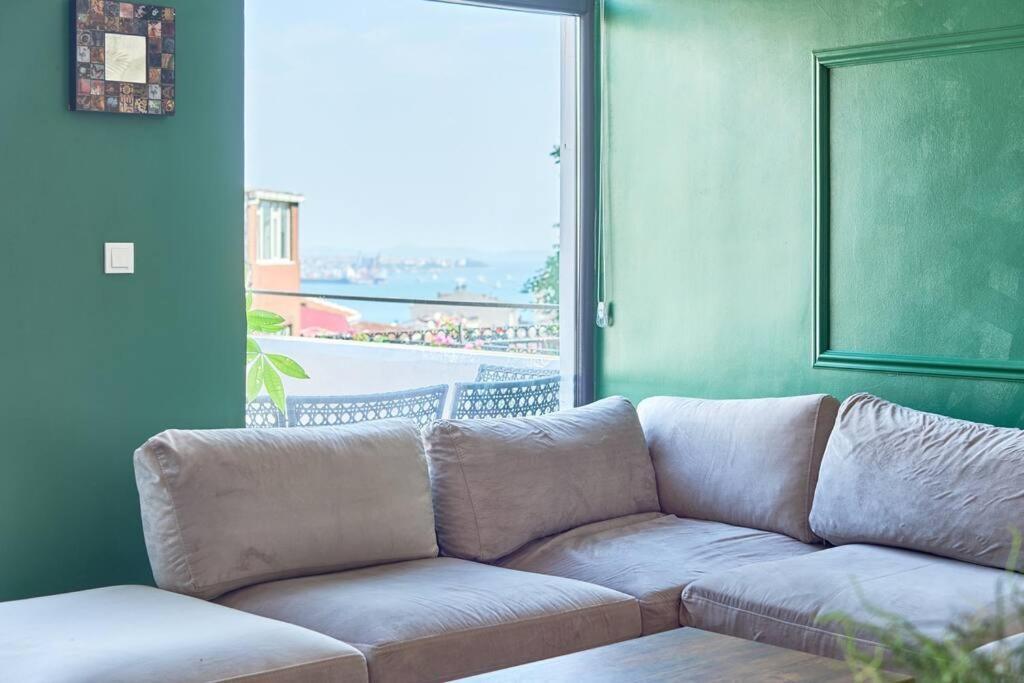 A Flat In The Center With Terrace