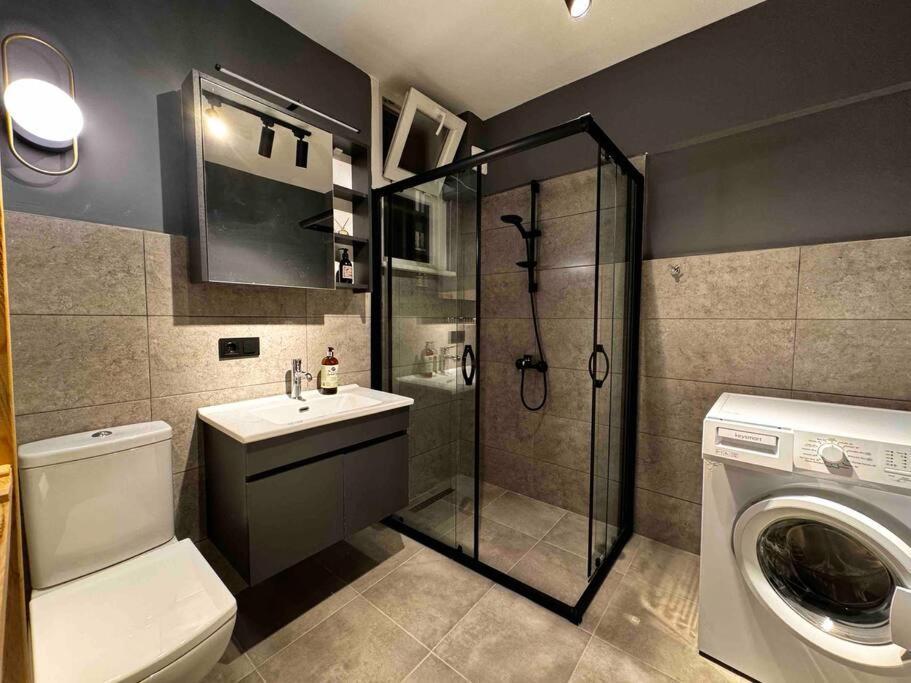 Superior At Center Apartment *