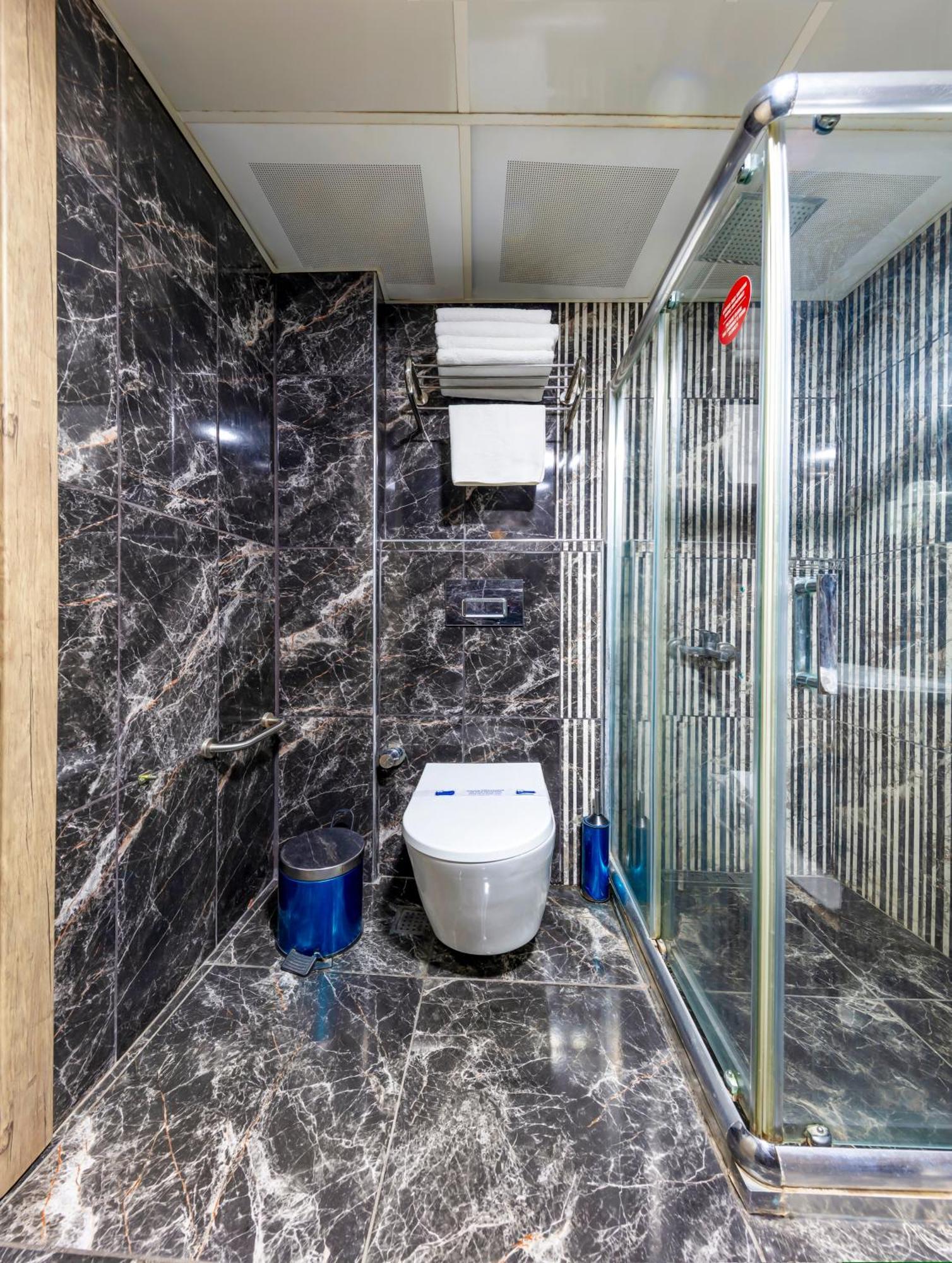 Dem Airport Hotel 4*