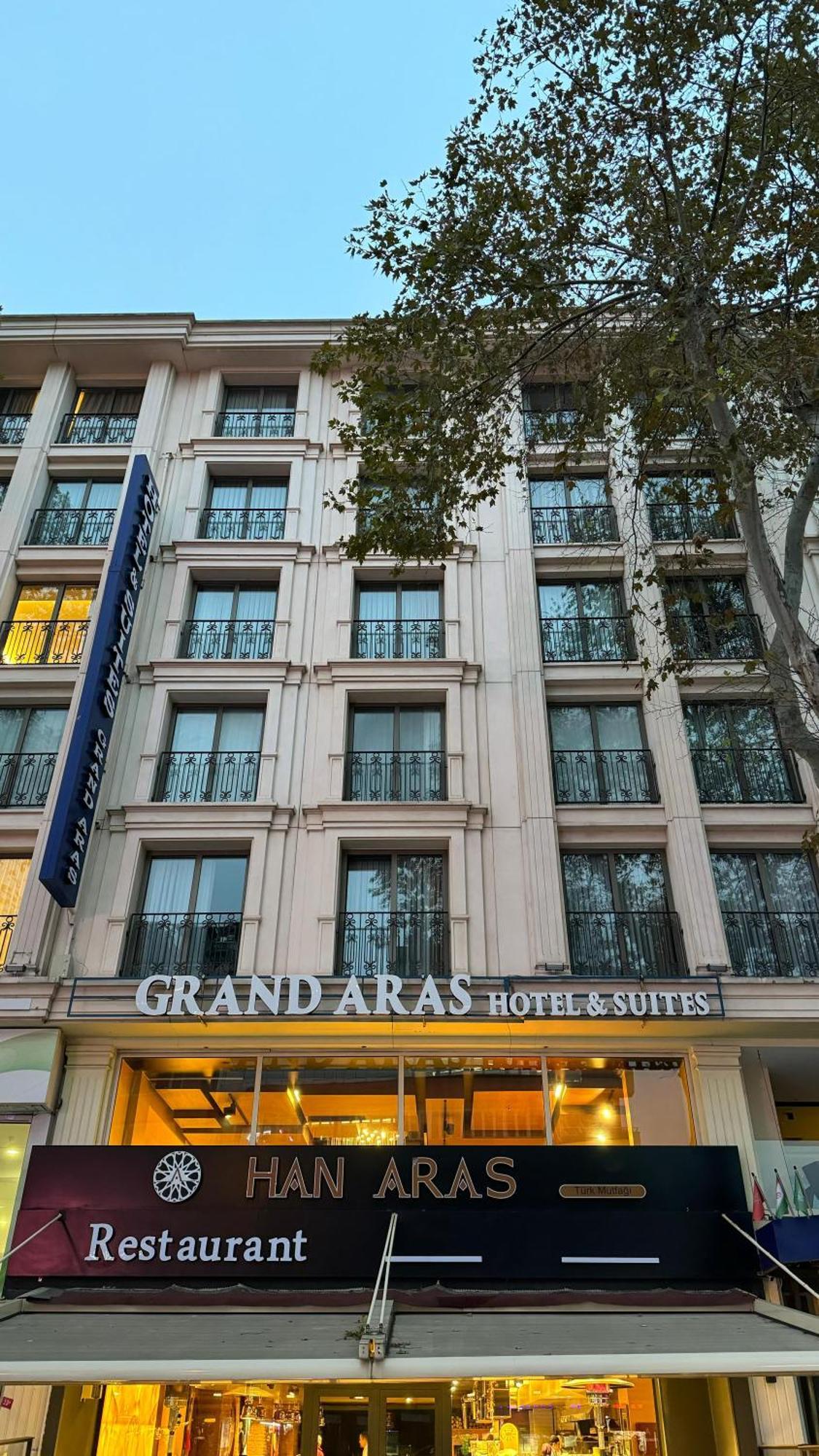 Grand Aras &