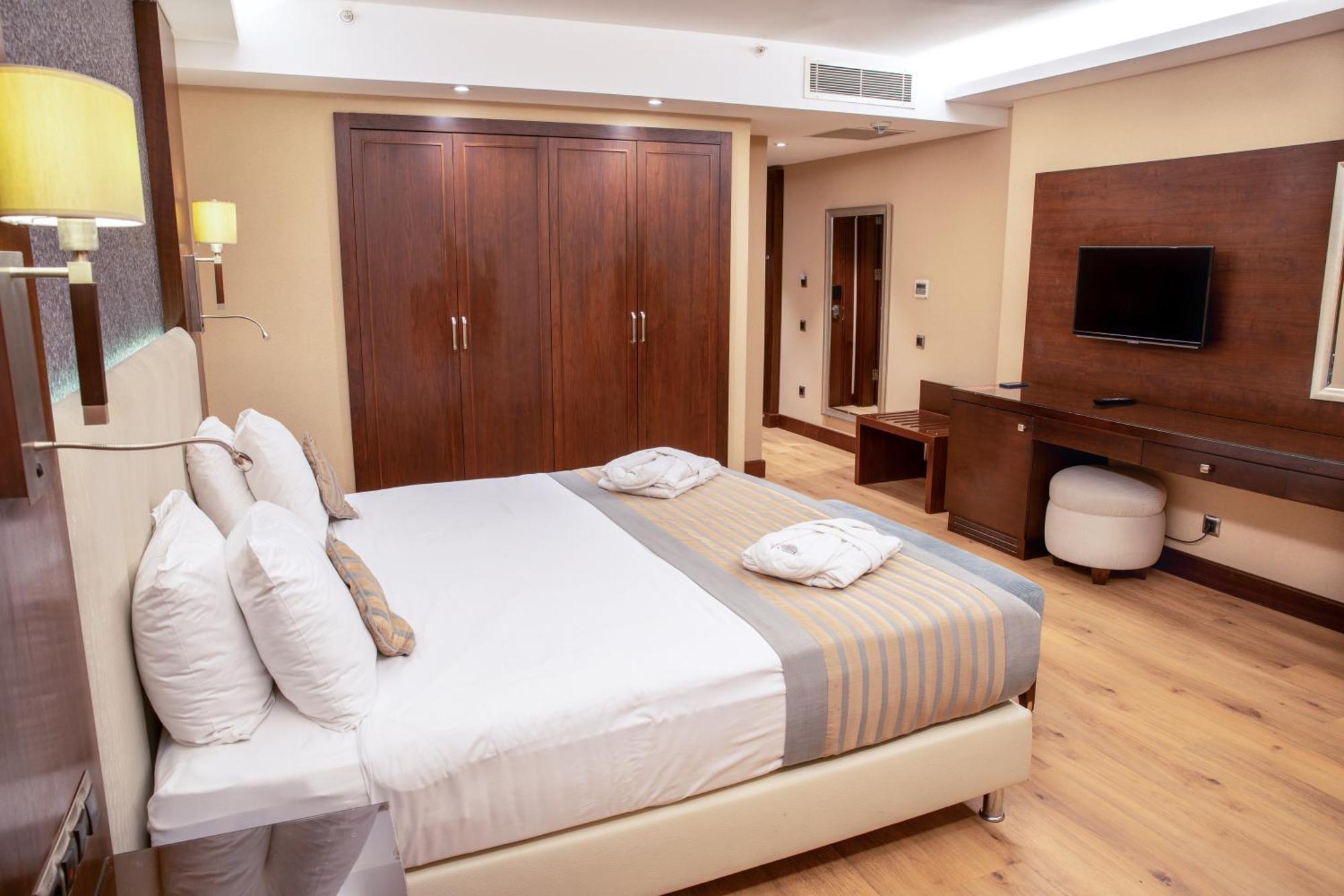 Grand Aras & Hotel