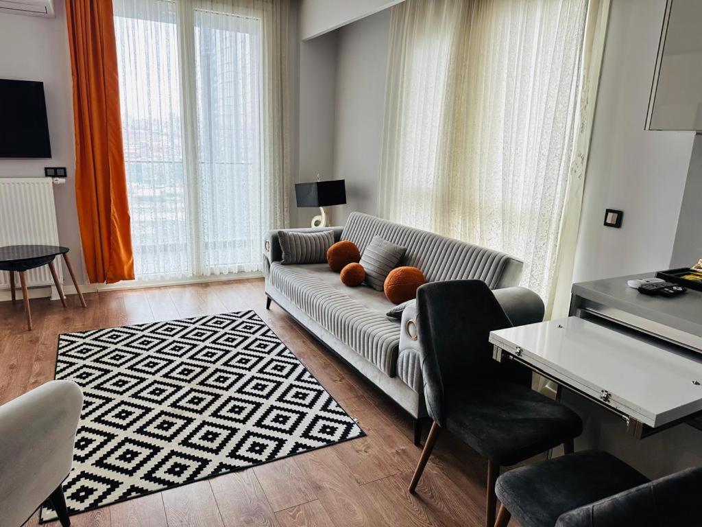 Lux Next To Outlet In High Floor 26