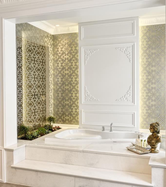 Mirrors Hotel