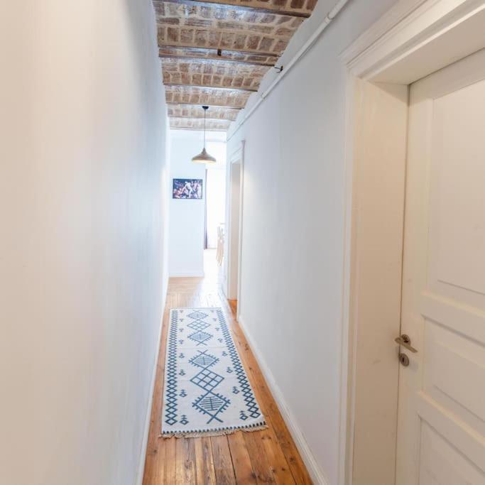 Istiklal Yakininda Yenilenmis Apartment
