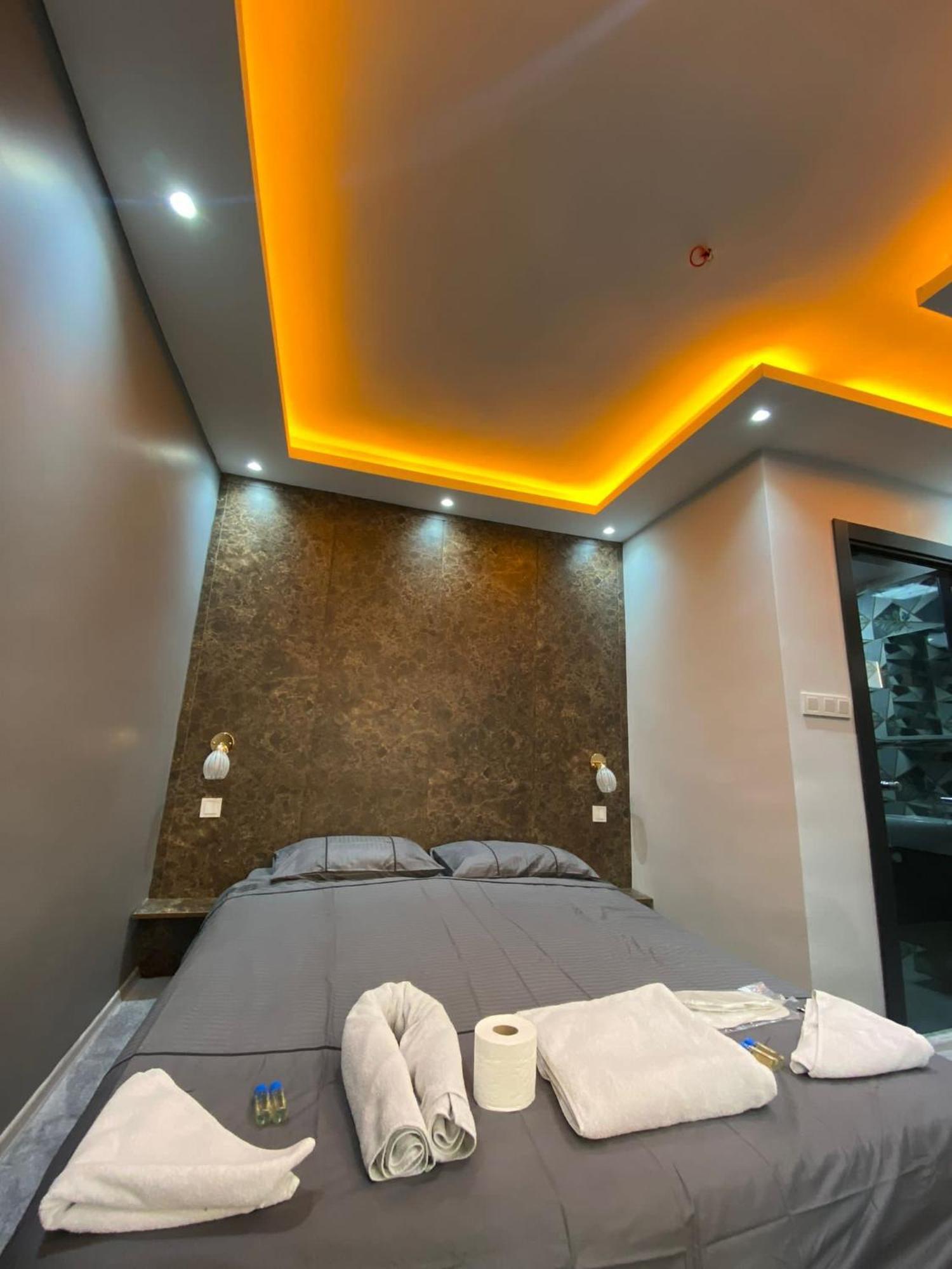 La Pella Suit * Istanbul