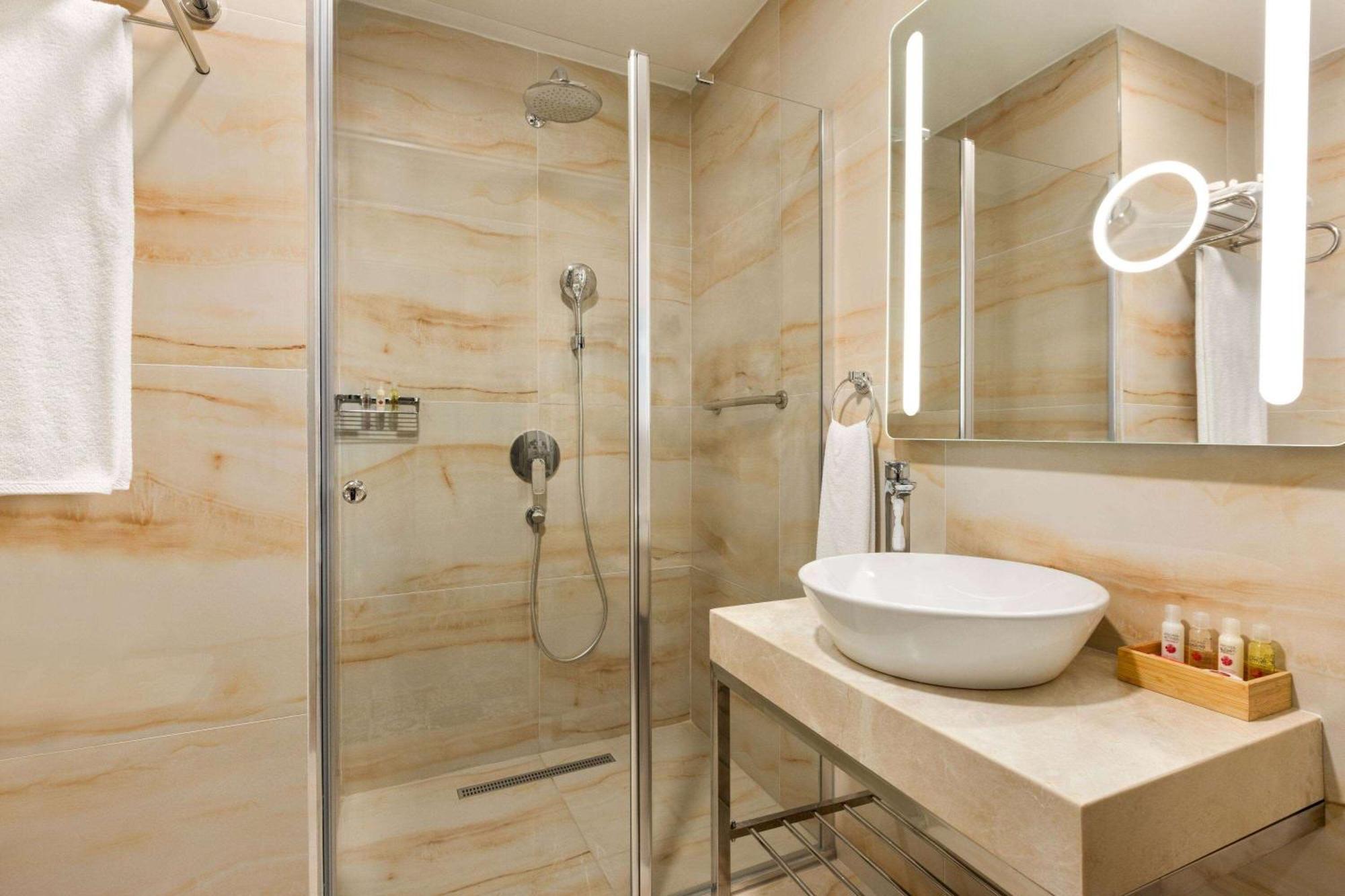 Ramada Encore By Wyndham Basin Express Hotel