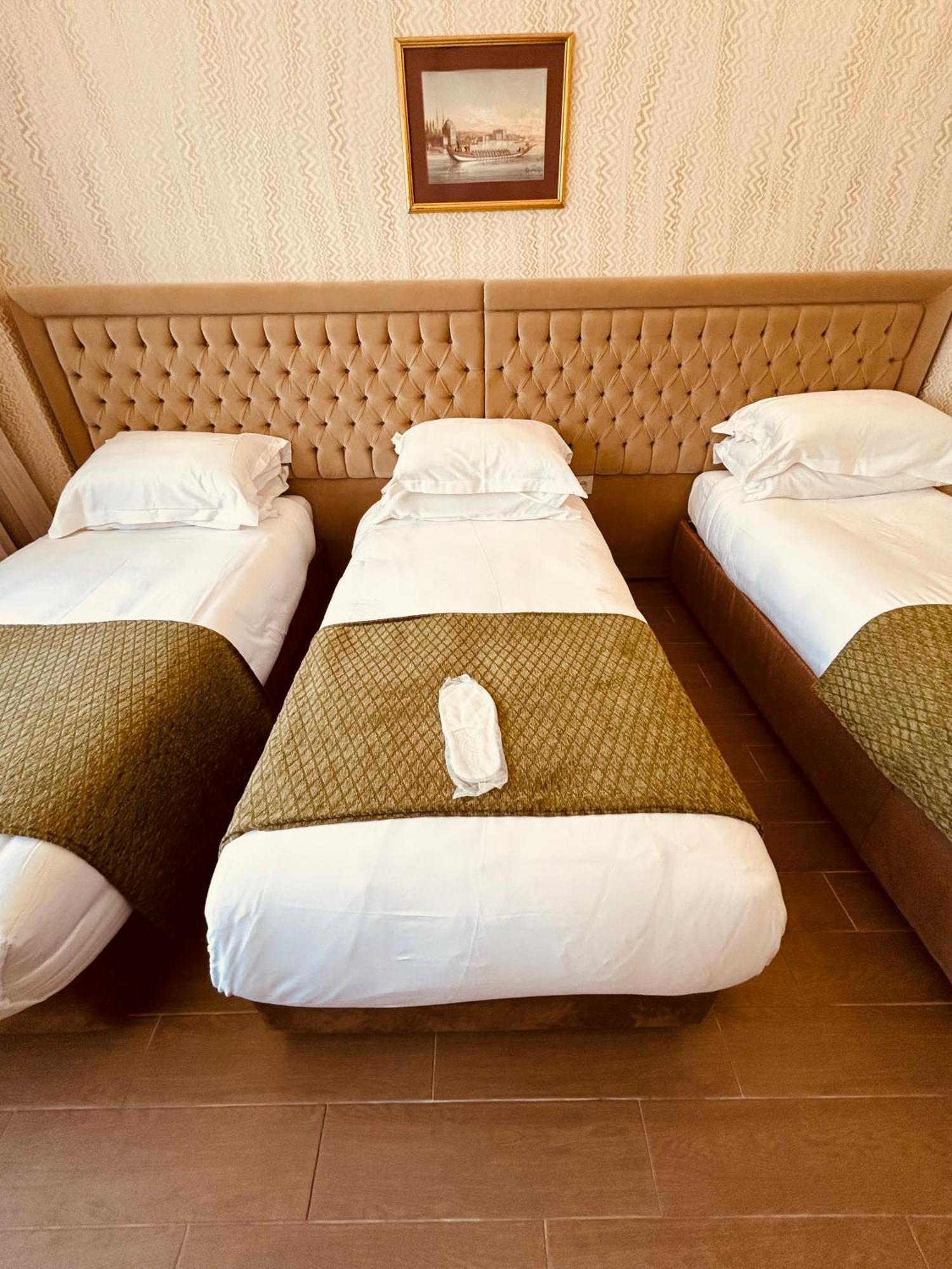 Lily Hotel *