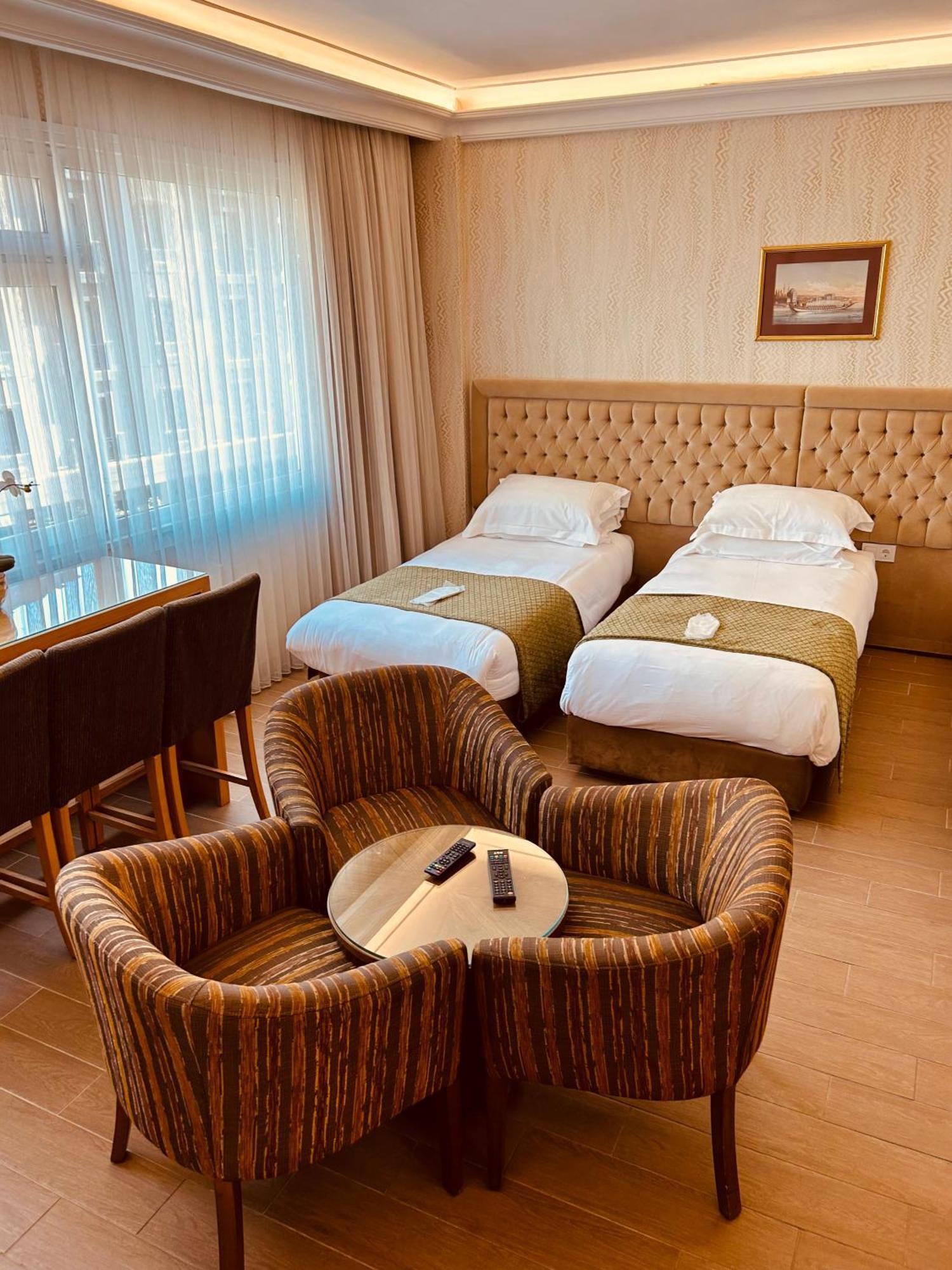 Lily Hotel *