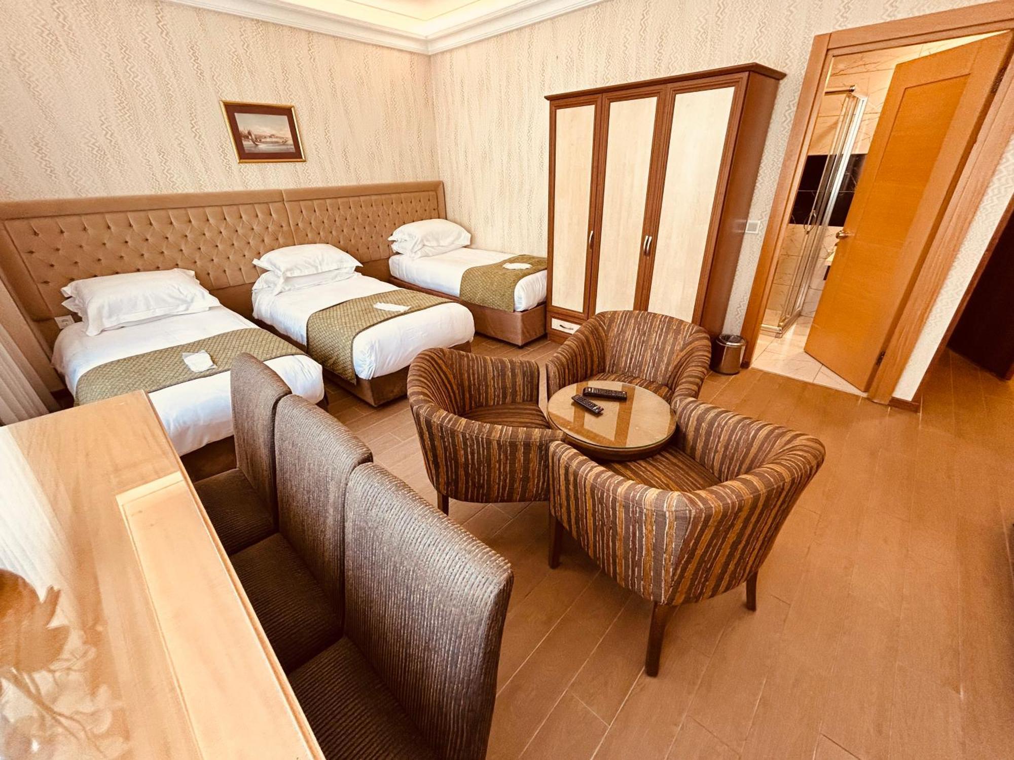 Lily Hotel