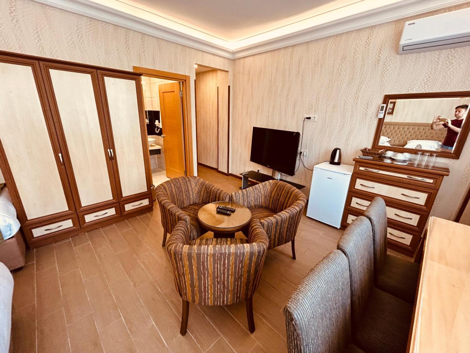 Lily Hotel *