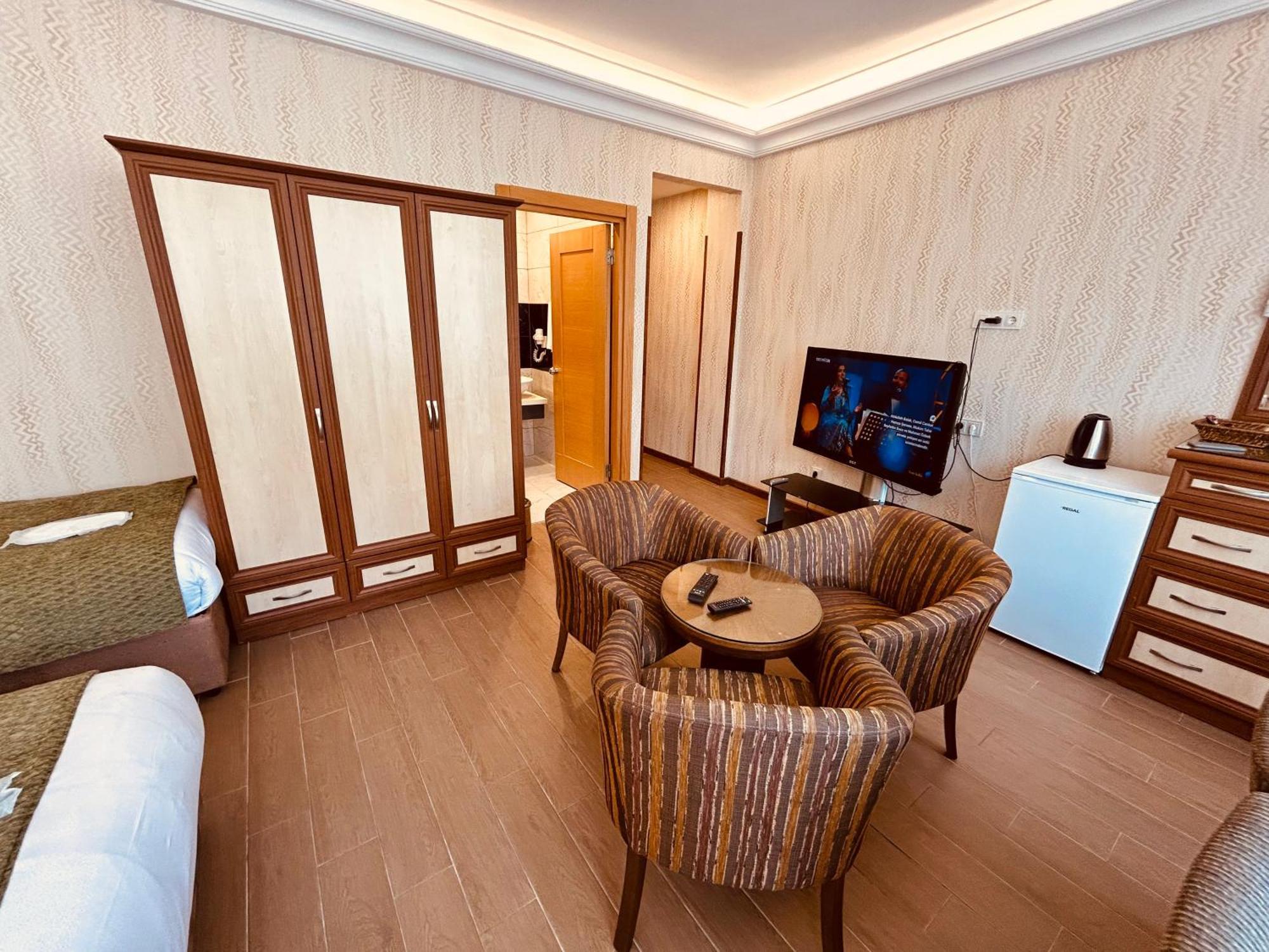 Lily Hotel *