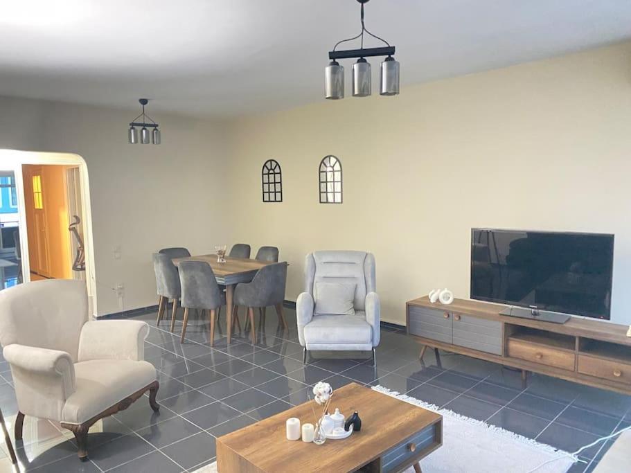 Comfy - Spacious Flat On The Kadikoey Seaside *