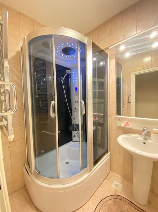 Comfy - Spacious Flat On The Kadikoey Seaside Daire *