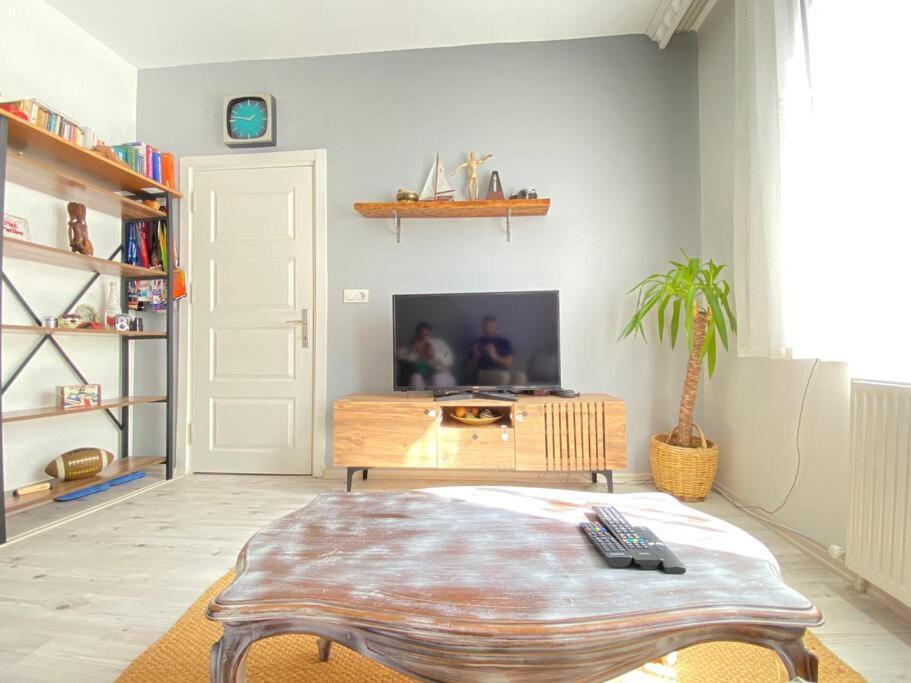Historical Comfy Flat In Beyoglu Tophane, Galata Istanbul