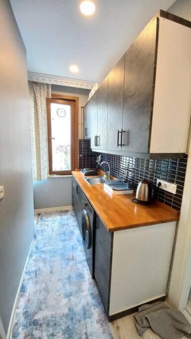 Historical Comfy Flat In Beyoglu Tophane, Galata Apartment
