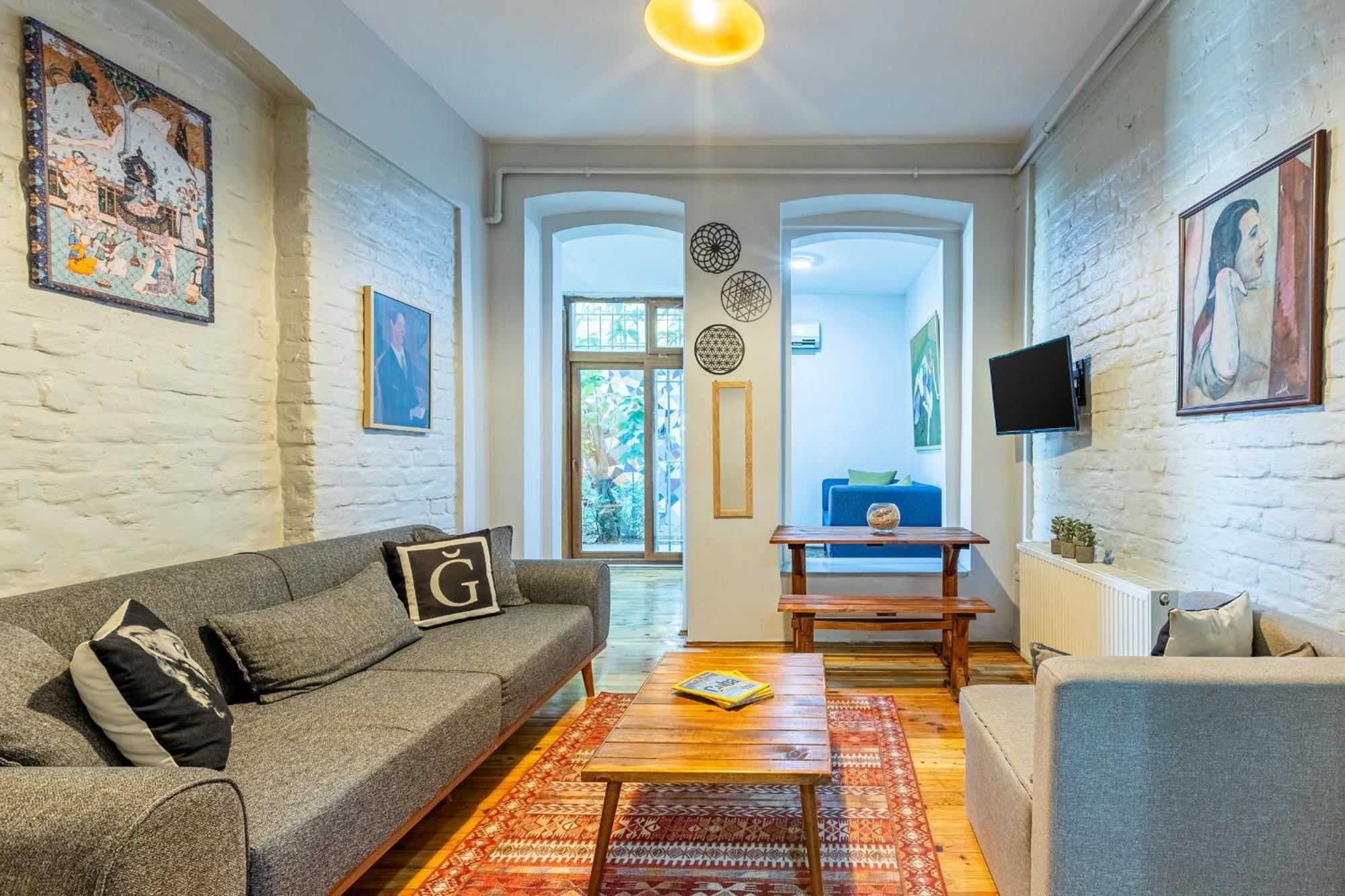 Apartment 1 Bd Chic Garden Flat In Taksim Istanbul