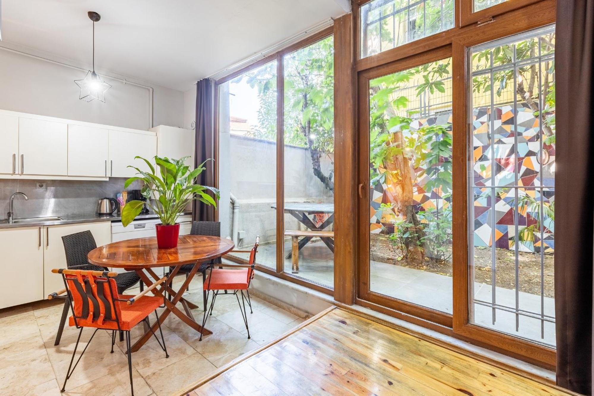 1 Bd Chic Garden Flat In Taksim Istanbul
