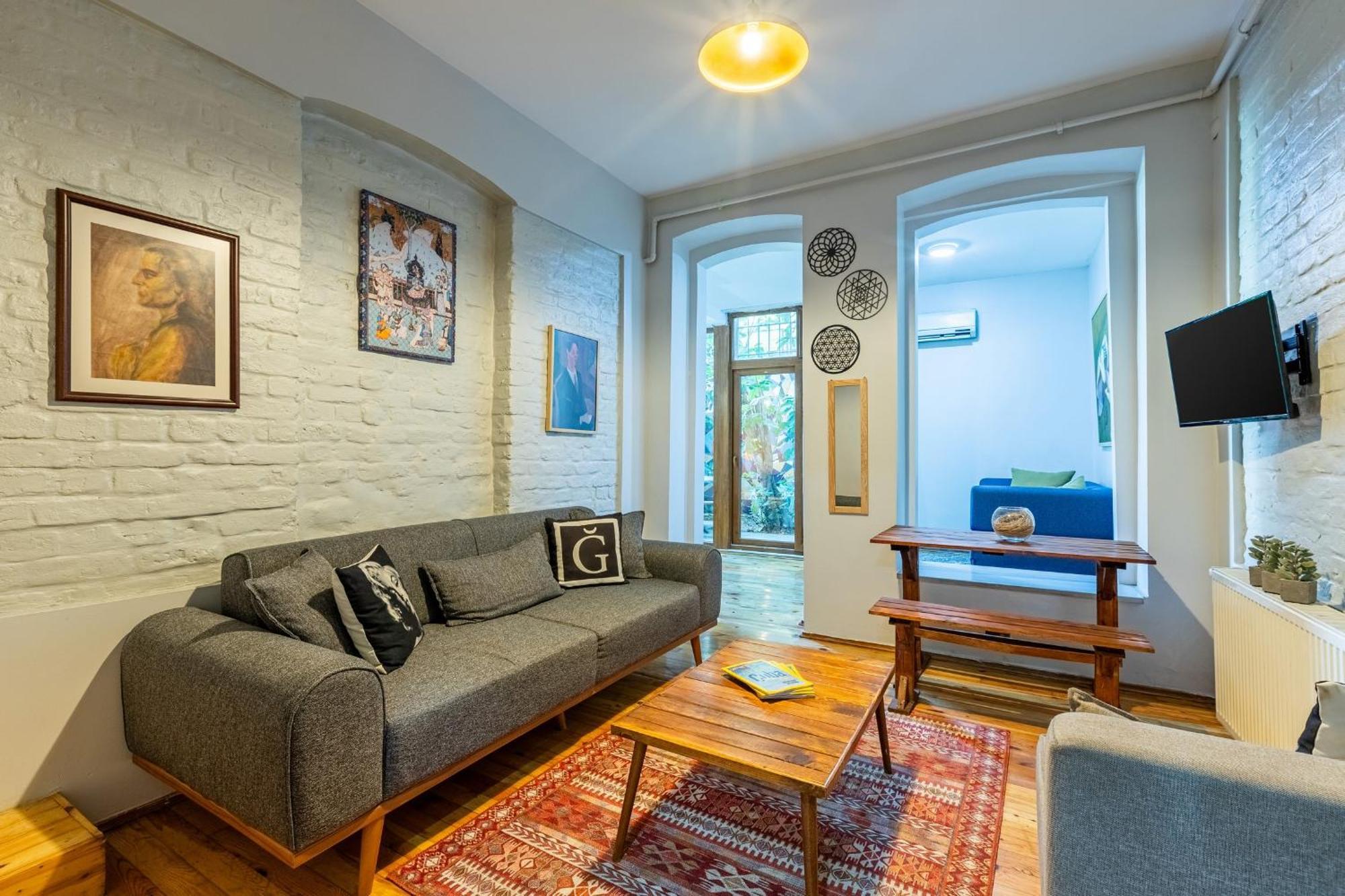 Apartment 1 Bd Chic Garden Flat In Taksim *