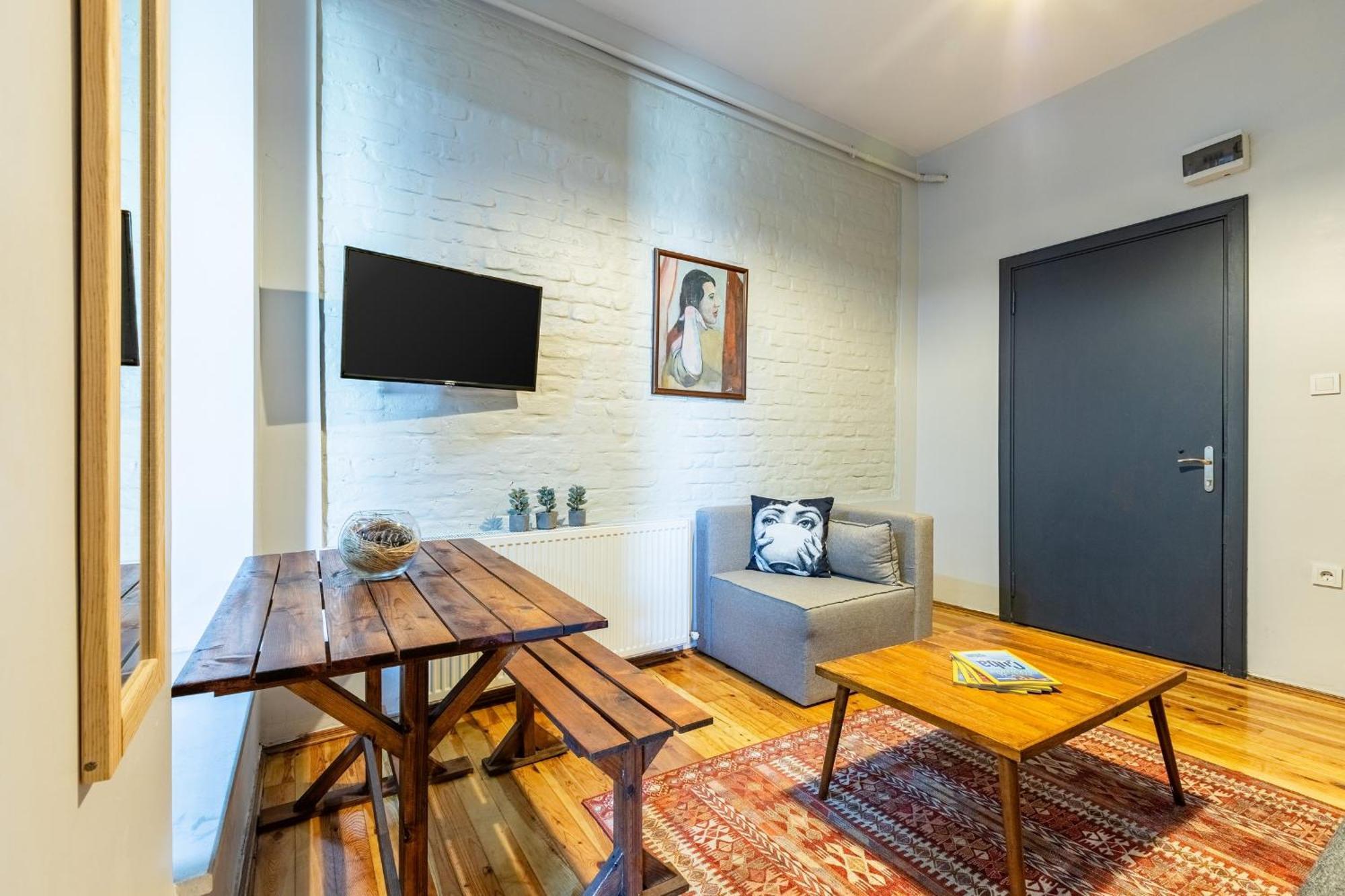 Apartment 1 Bd Chic Garden Flat In Taksim