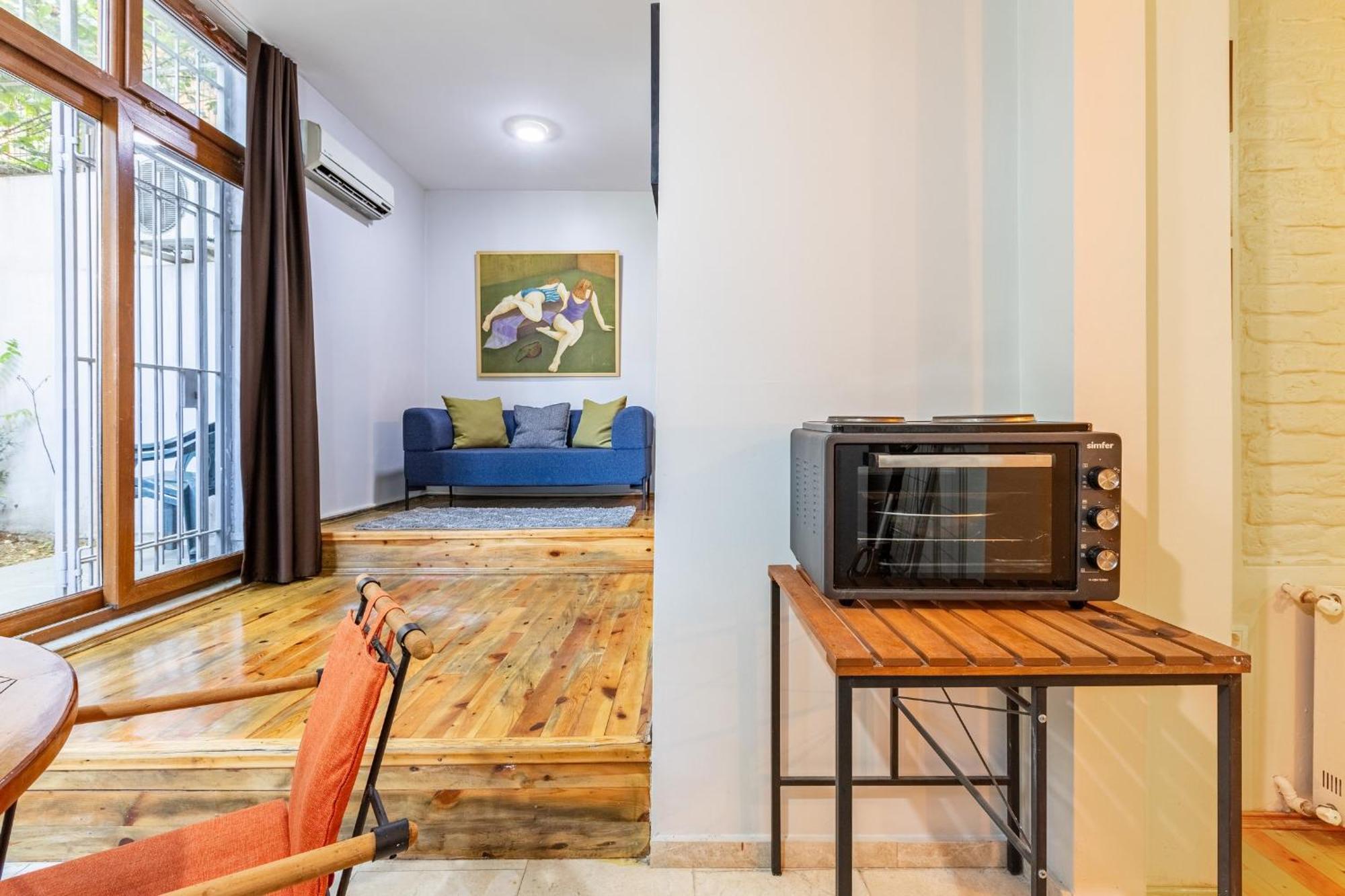 Apartment 1 Bd Chic Garden Flat In Taksim *