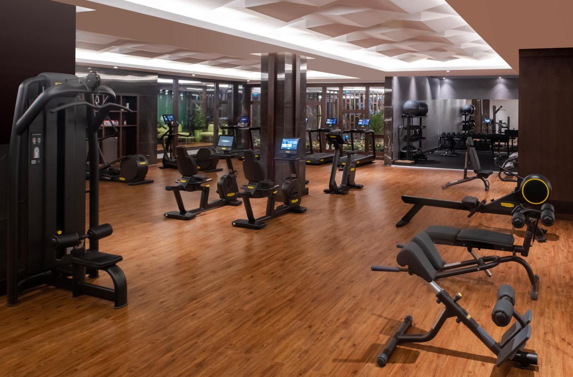 Hotel Moevenpick Airport 5*