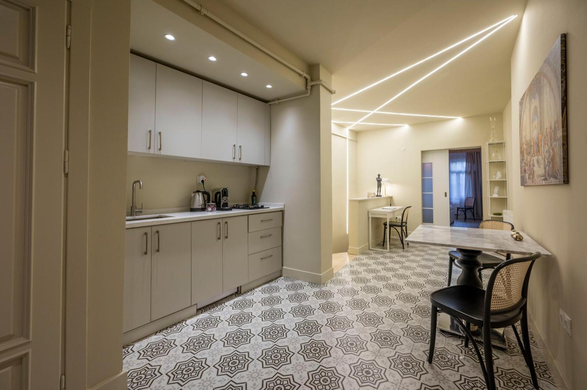 The Stylish Townhouse - Center