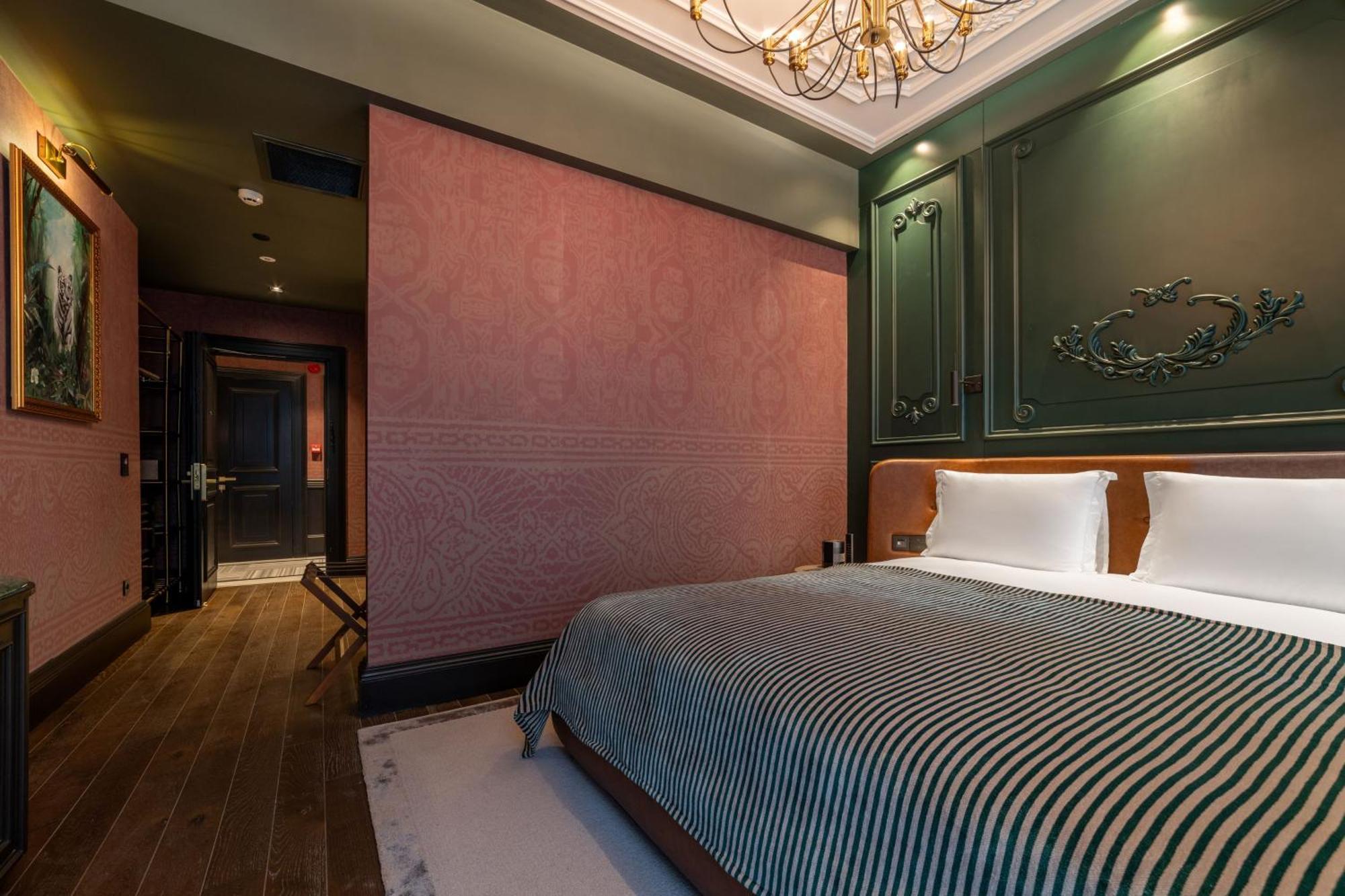 Orient Occident Istanbul, Autograph Collection