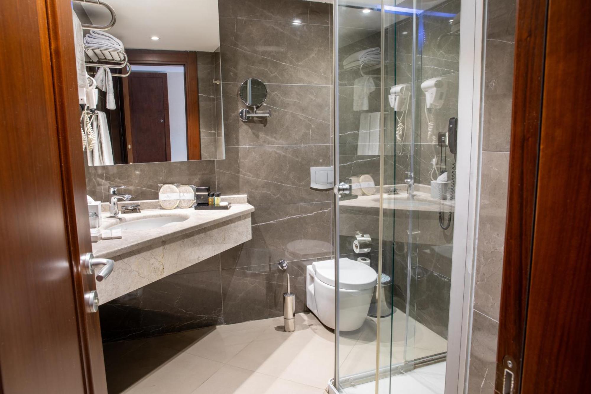 Grand Aras & Hotel