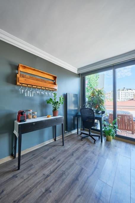 A Flat In The Center With Terrace Istanbul
