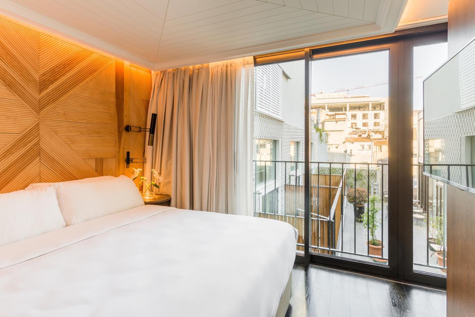 Mate Emir, Hotel