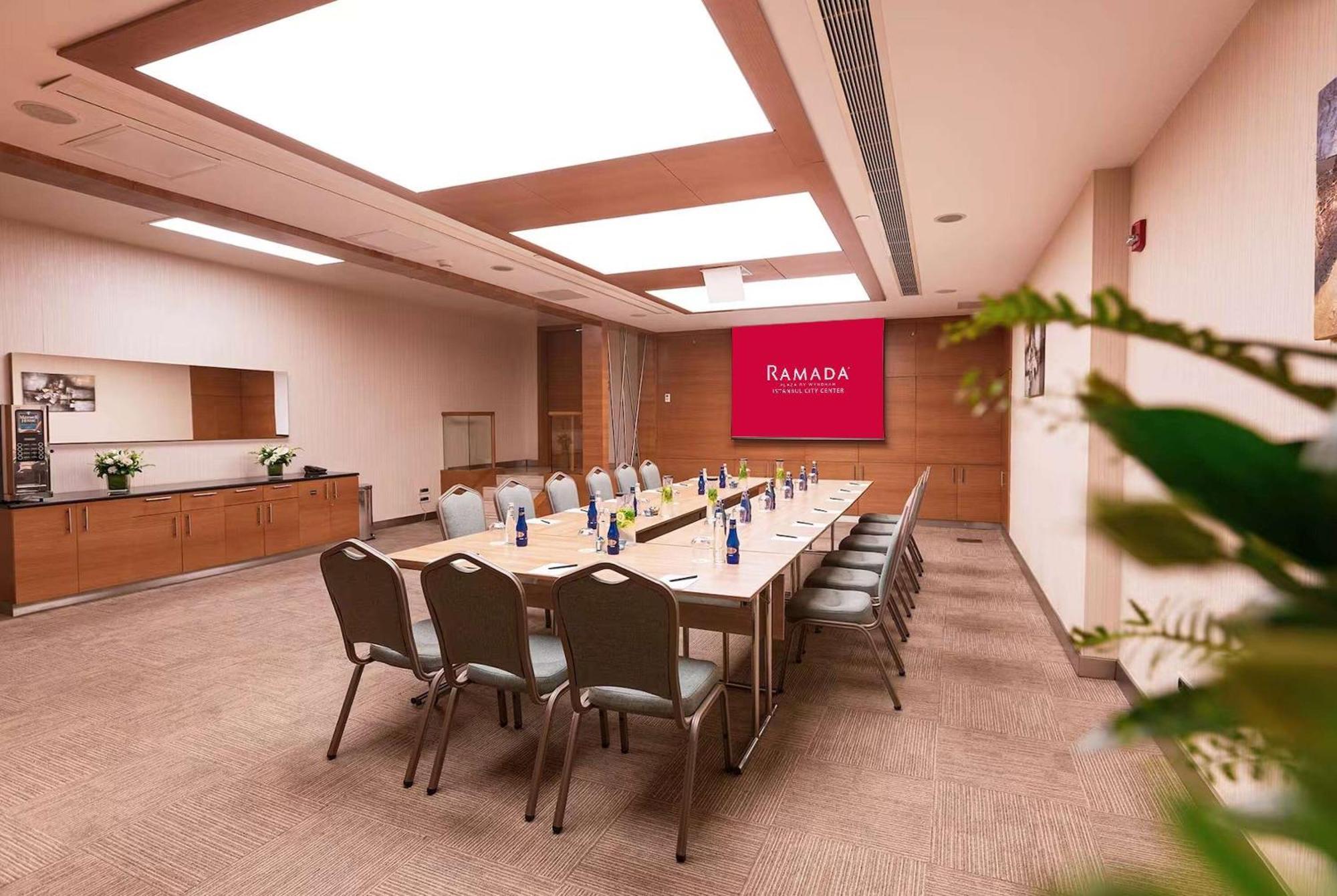 Ramada Plaza By Wyndham Center (adults Only)