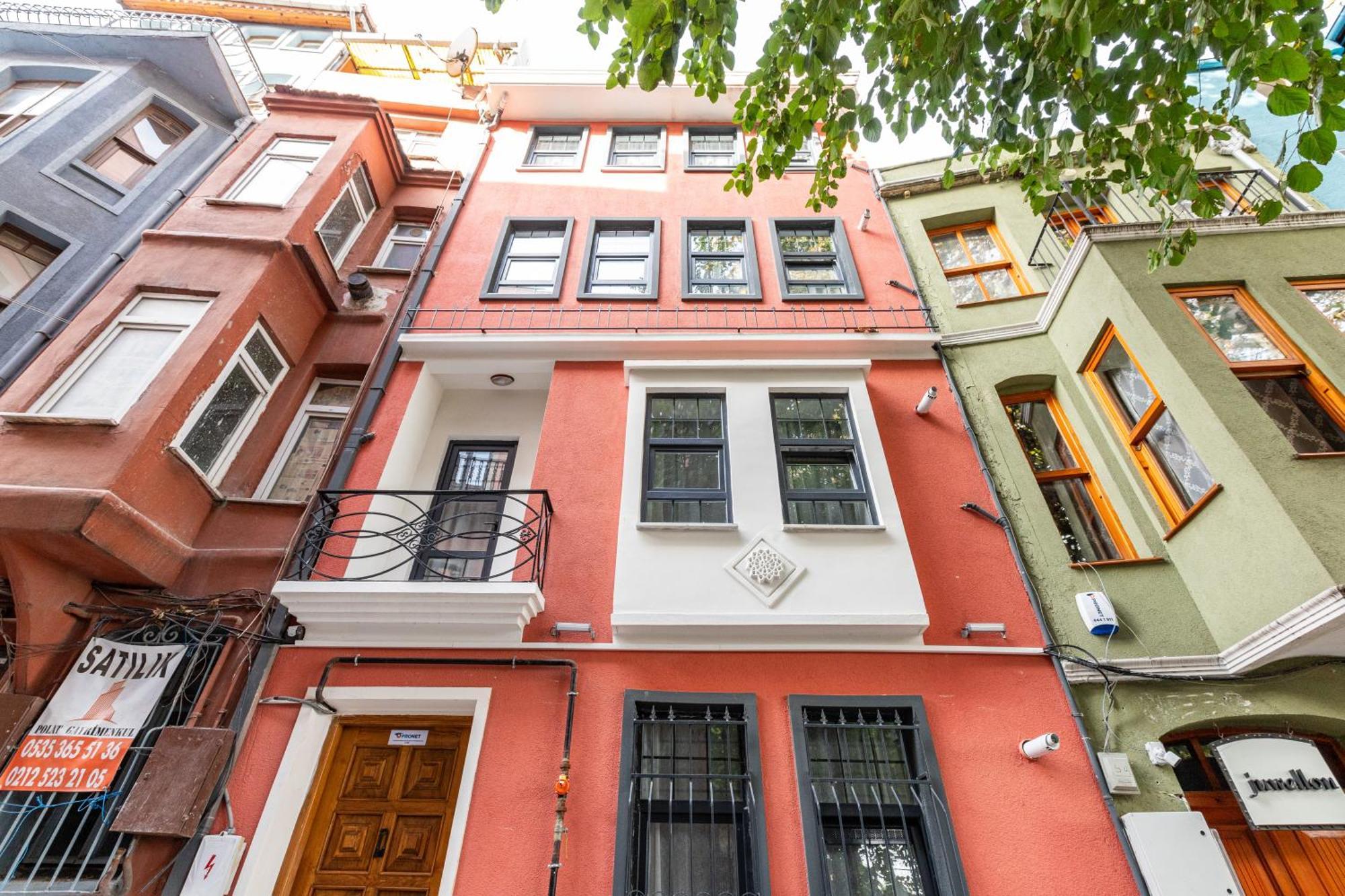 Red Suites Balat - Orange And Blue Apartment *
