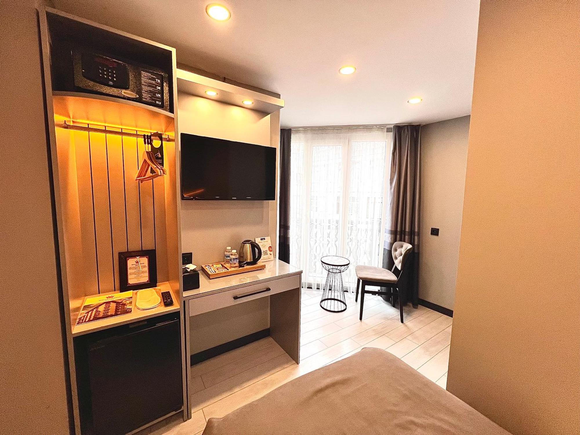 Hotel White Corner 3*