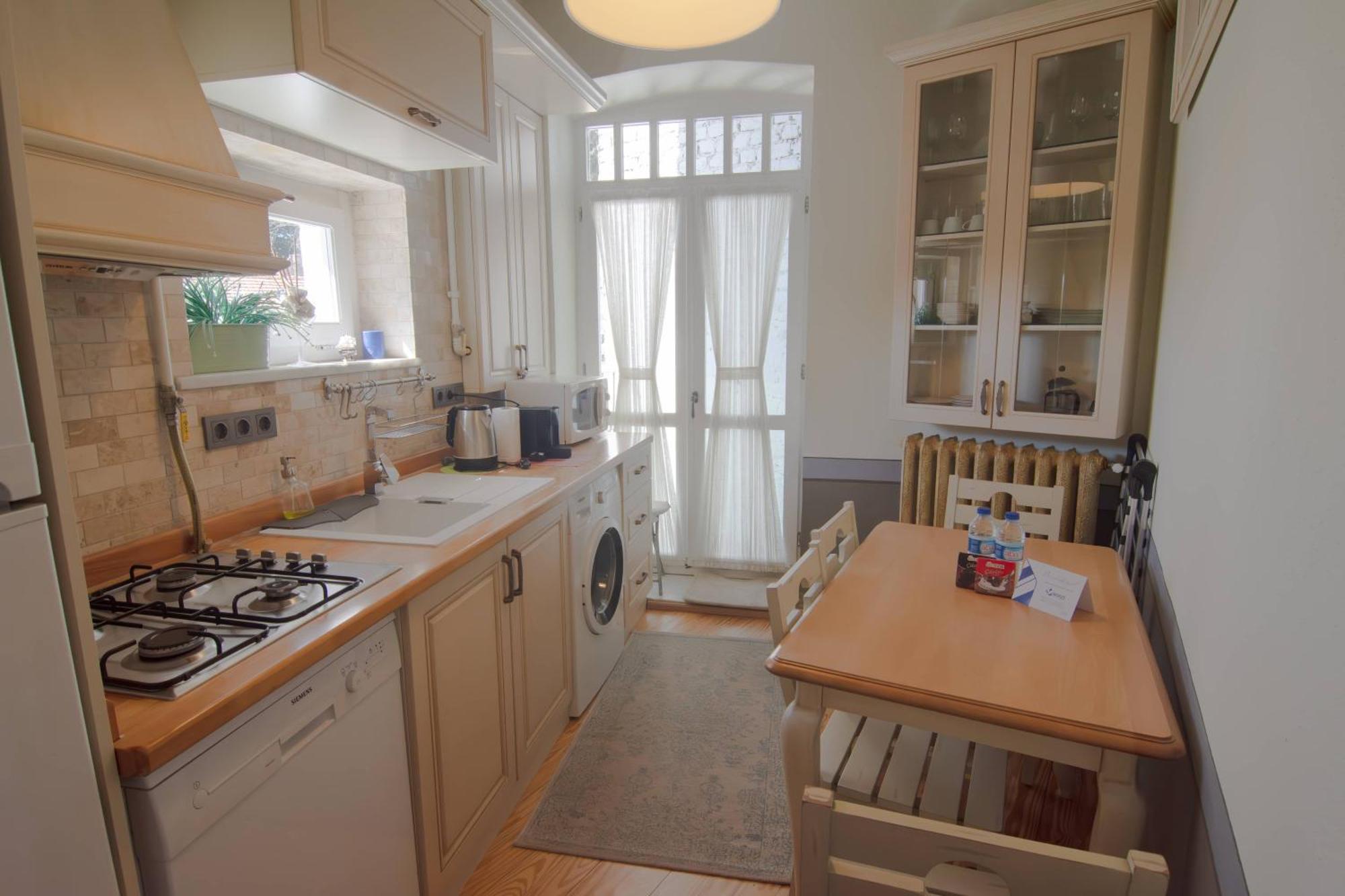 Apartment Stylish Getaway-explore The Urban Delights *