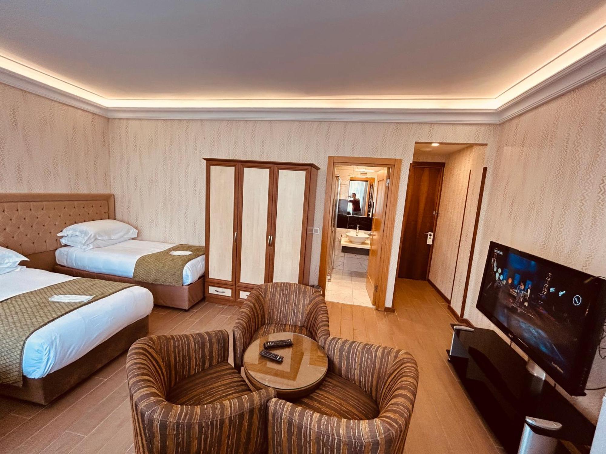 Lily Hotel *