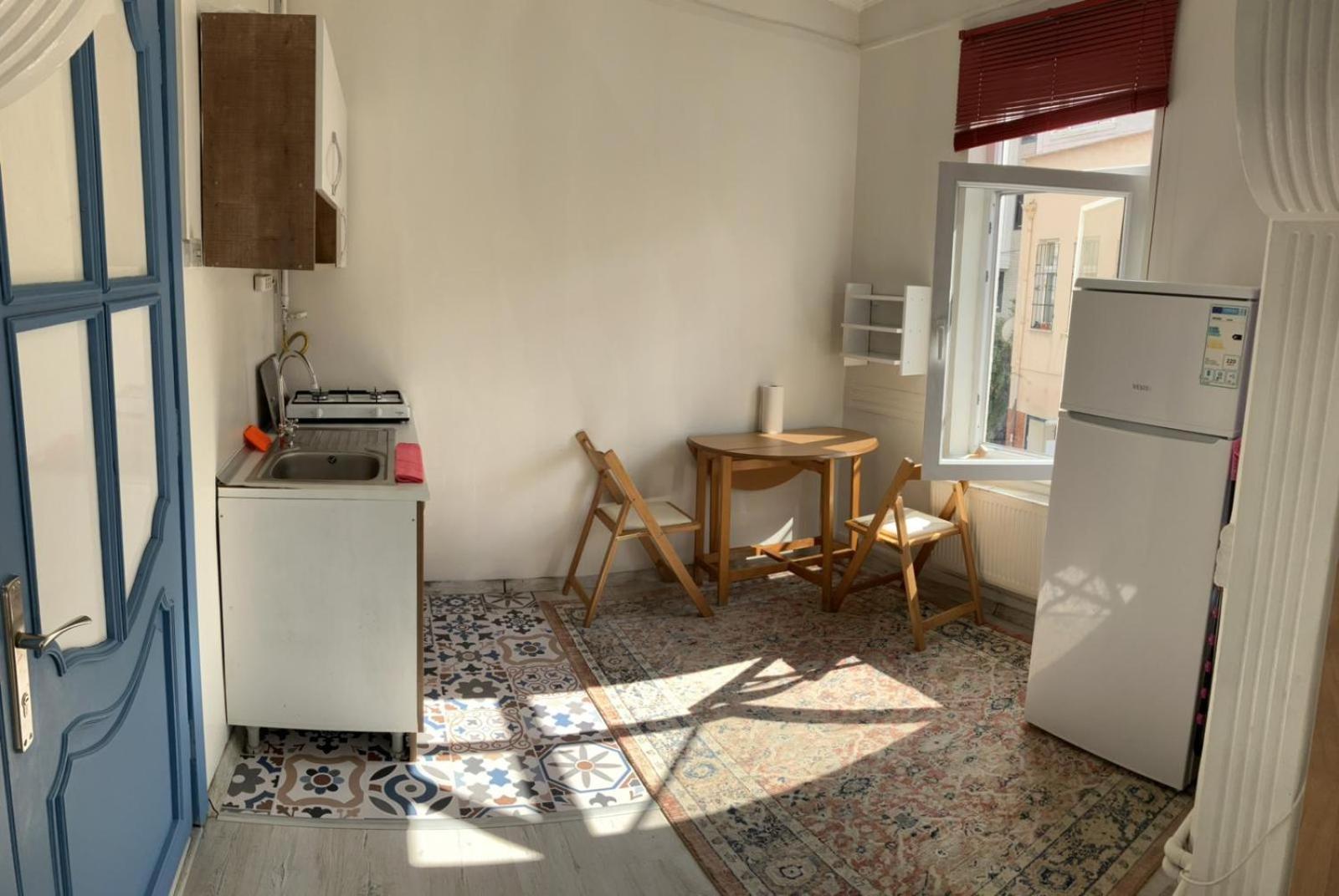 Yellow House Apartment *