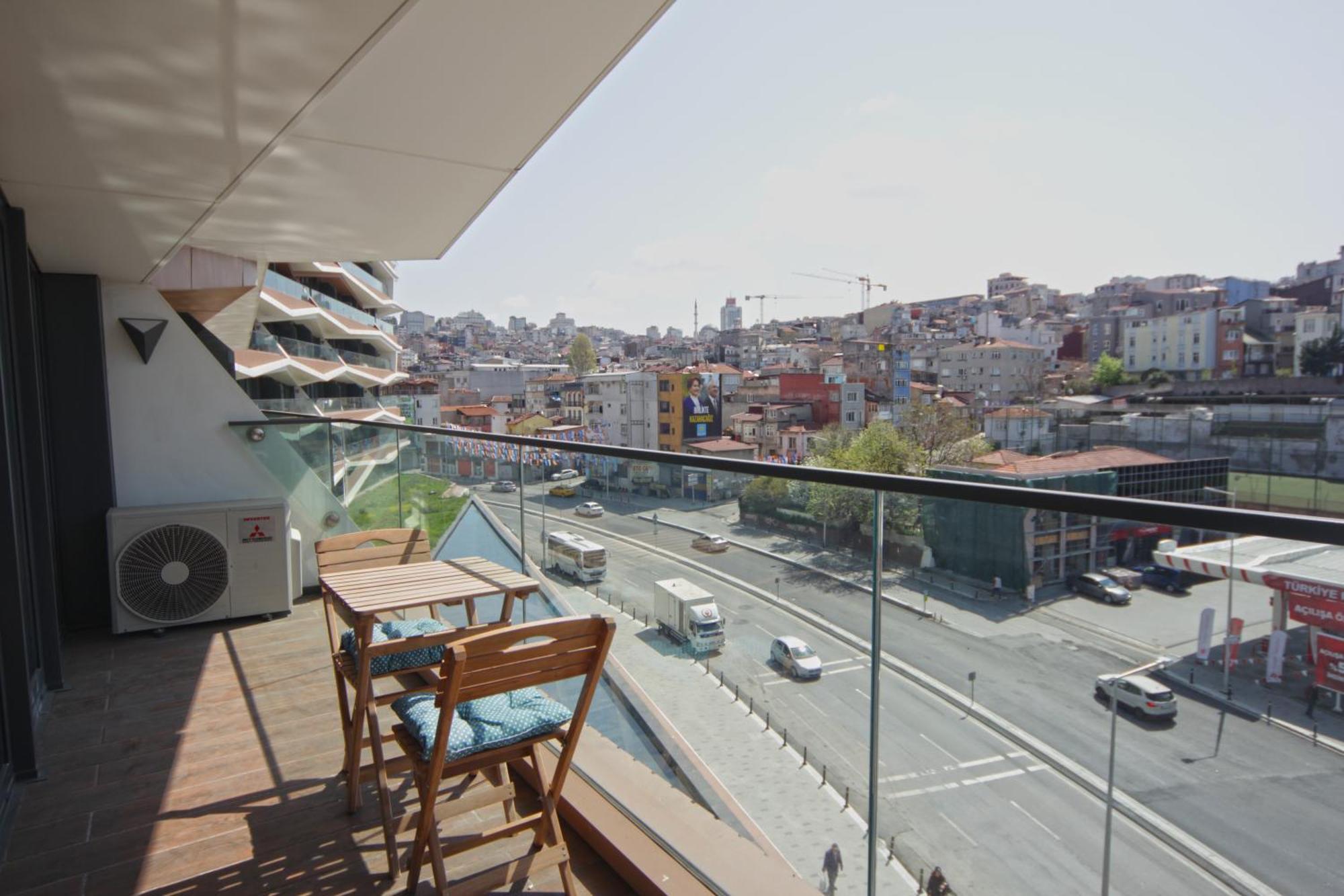 Modern With Views - Location Apartment