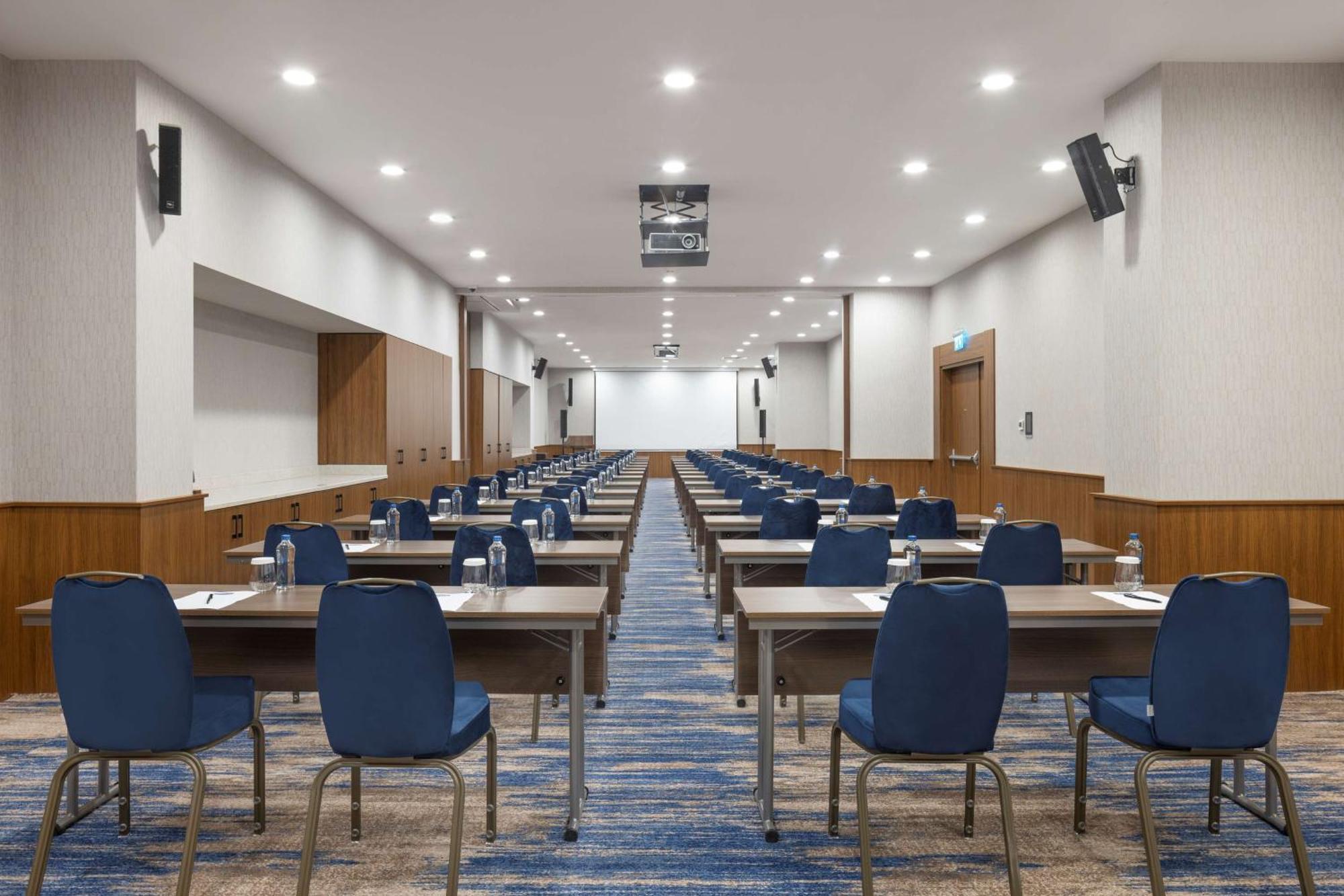 Hampton By Hilton Airport, Arnavutkoy Hotel 4*