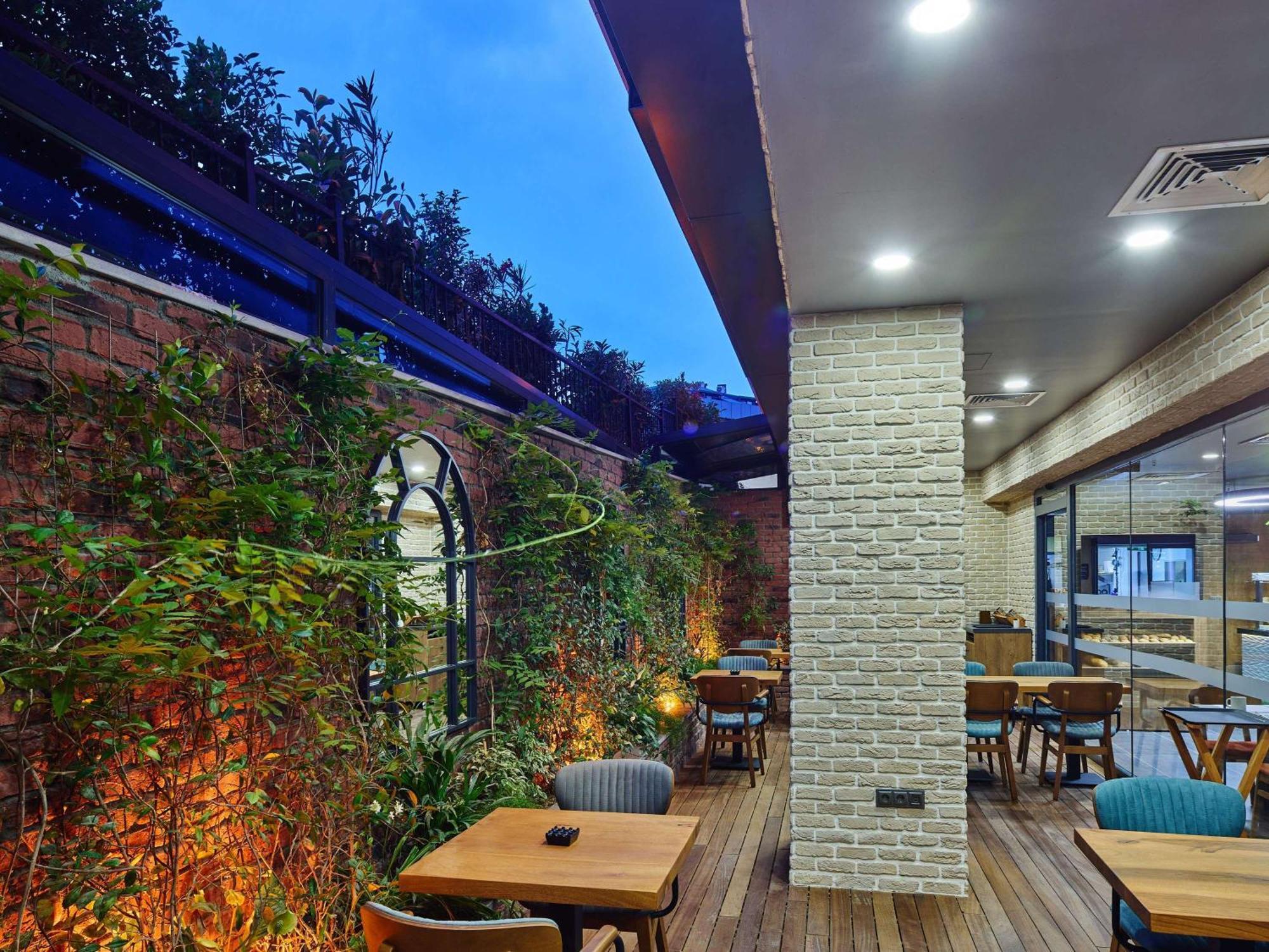 Ibis Airport 4*