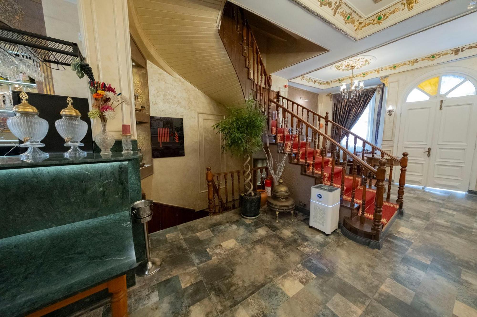 Solomon's Mansion Hotel *