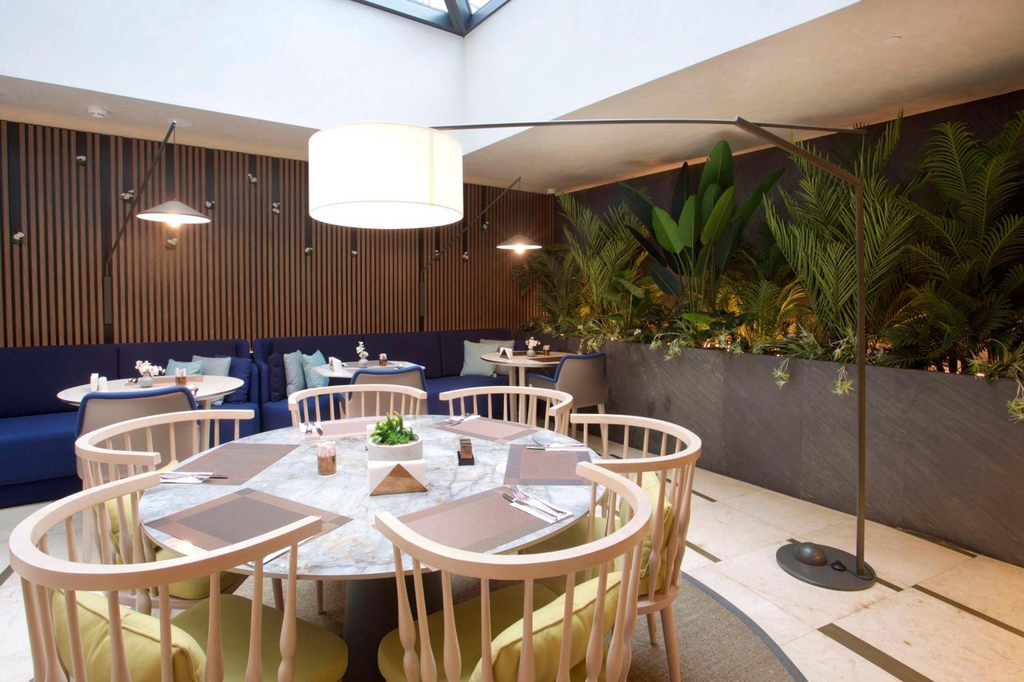 Hotel Hampton By Hilton Old 3*