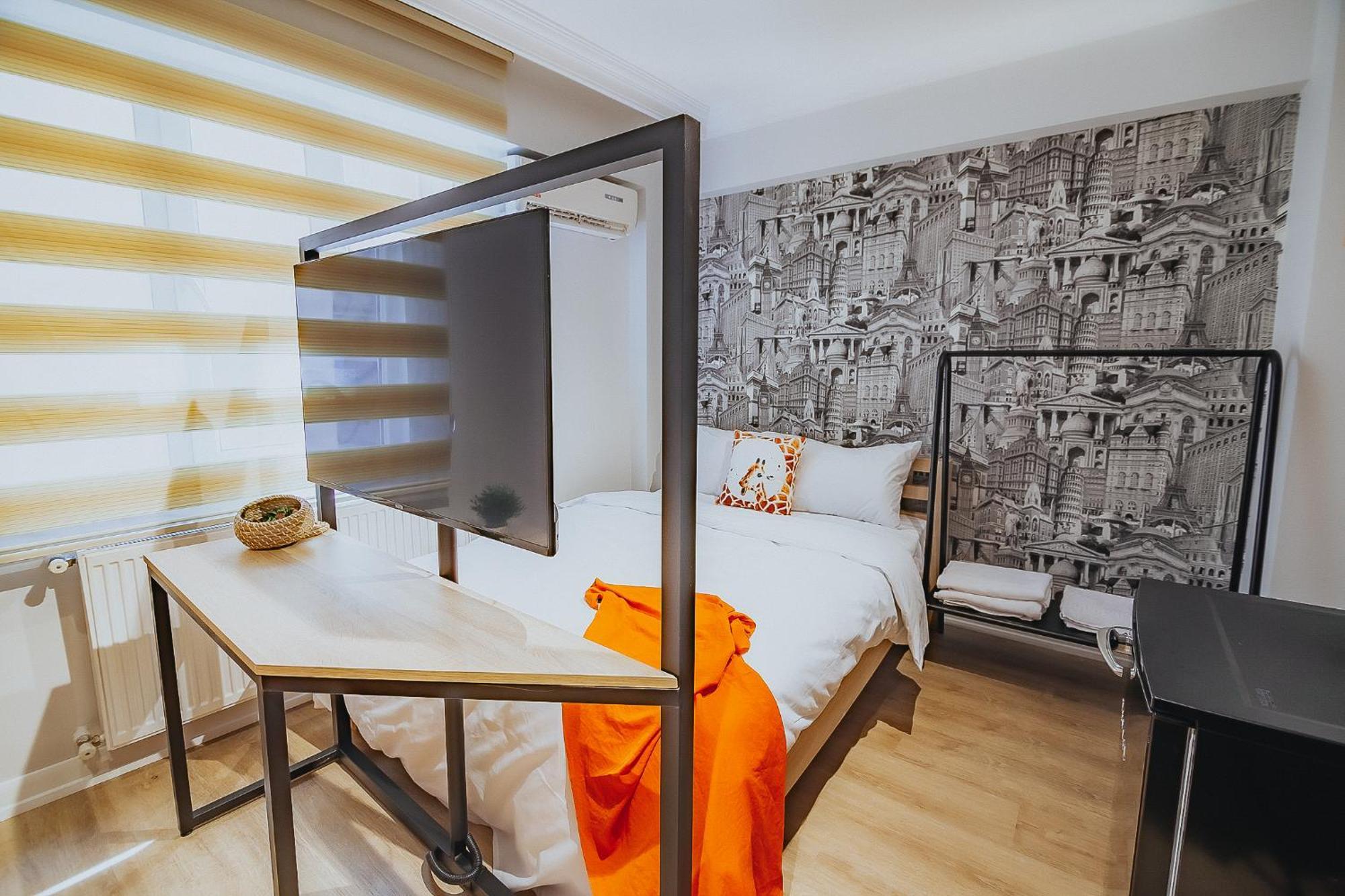 Marcian's Column - Orange And Blue Hotel *