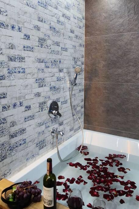 Apartment Honeymoon No16 With Big Hot Tube
